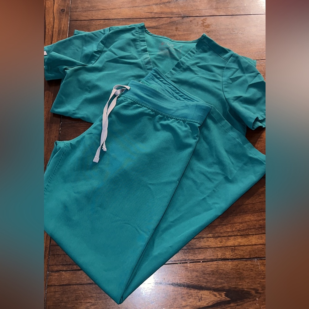 Hunter green FIGS. Medium Casma 3 pocket top and Medium petite Livingston pants.